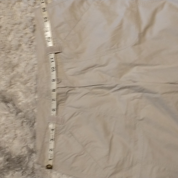 Columbia women's size 10 khaki 11.5" inseam khaki shorts - Picture 3 of 7